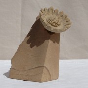 Blüte auf Stein 2 (12 x 6 x 6)