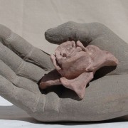 Hand mit Rose (14 x 12 x 10)